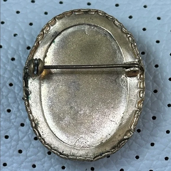 Vintage Blue and Cream Cameo Brooch Pendant - Picture 4 of 4